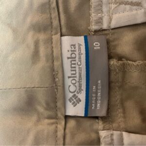 Columbia ladies khaki shorts size 10.